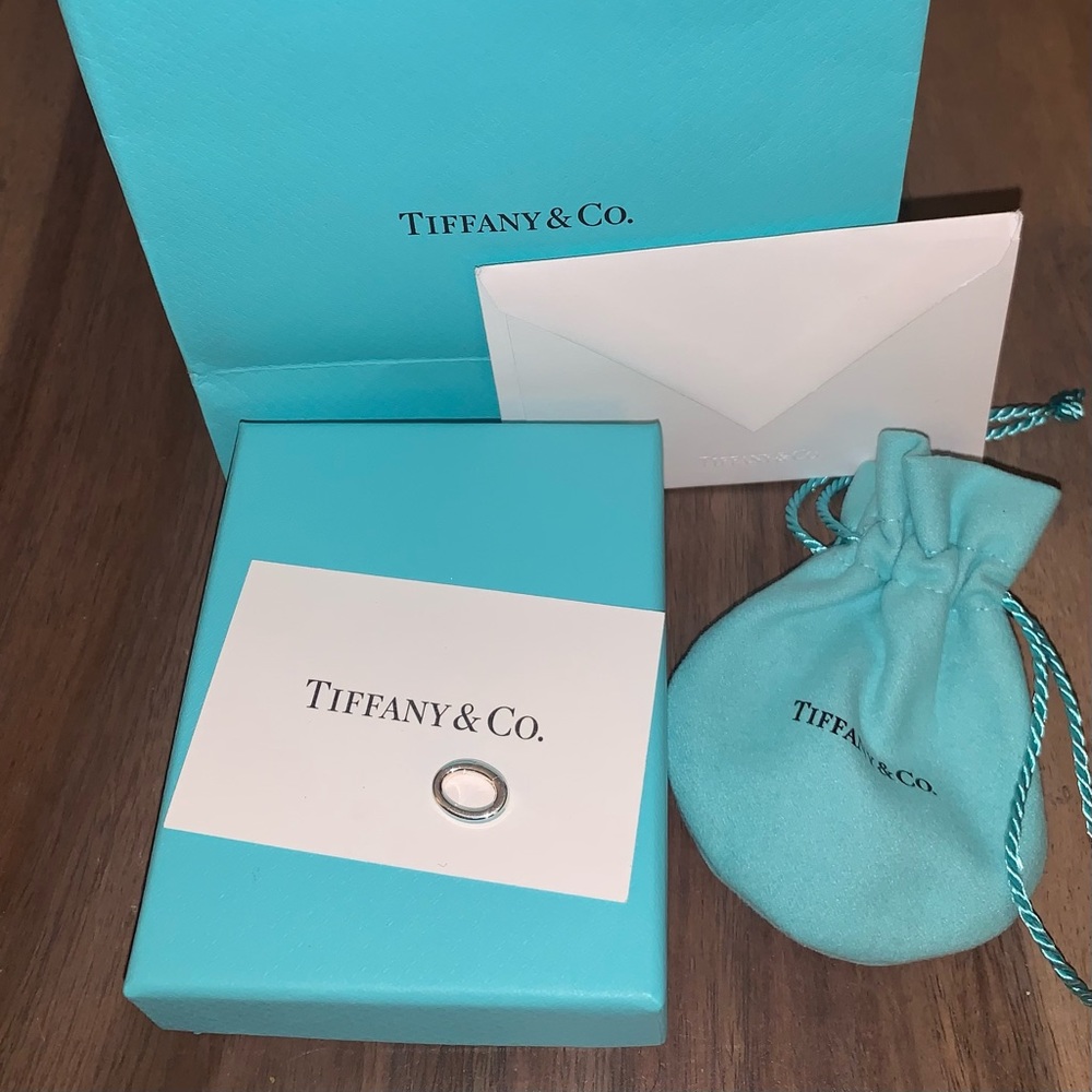 Tiffany blue enamel clasping ring